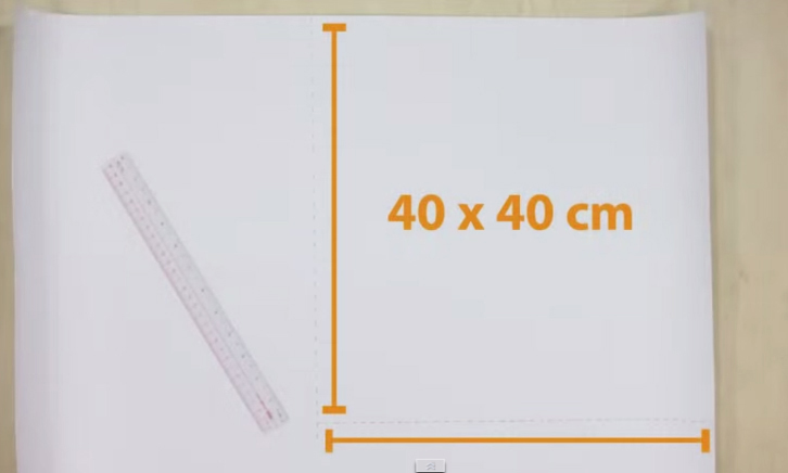 Dùng bút chì vẽ một hình vuông 40cm x 40cm, dùng kéo cắt ra