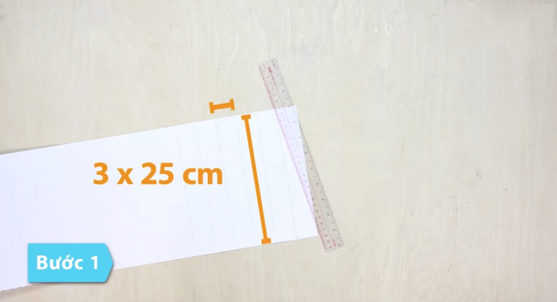 Cắt những rải dây bằng giấy có kích thước 4cm x 60cm và 1 vài dải giấy có kích thước 3cm x 25cm