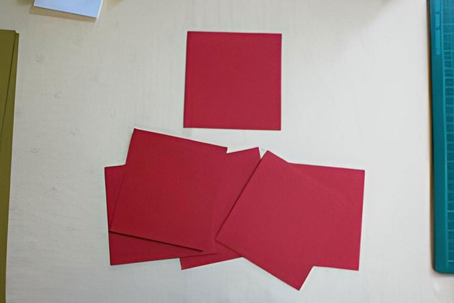 Cắt giấy đỏ thành 4 hình vuông bằng nhau
