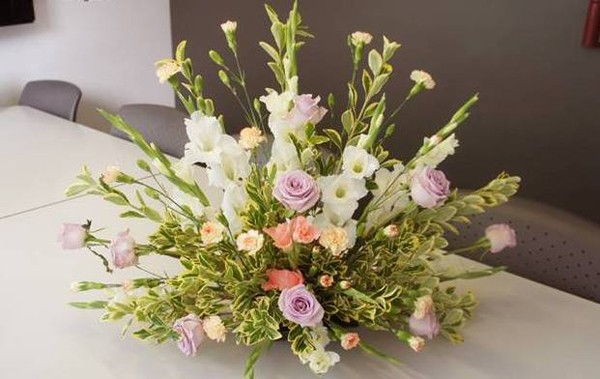 Để cắm được bình hoa theo kiểu cắm rẽ quạt thì bạn nên sử dụng những loại hoa có thân dài và khỏe